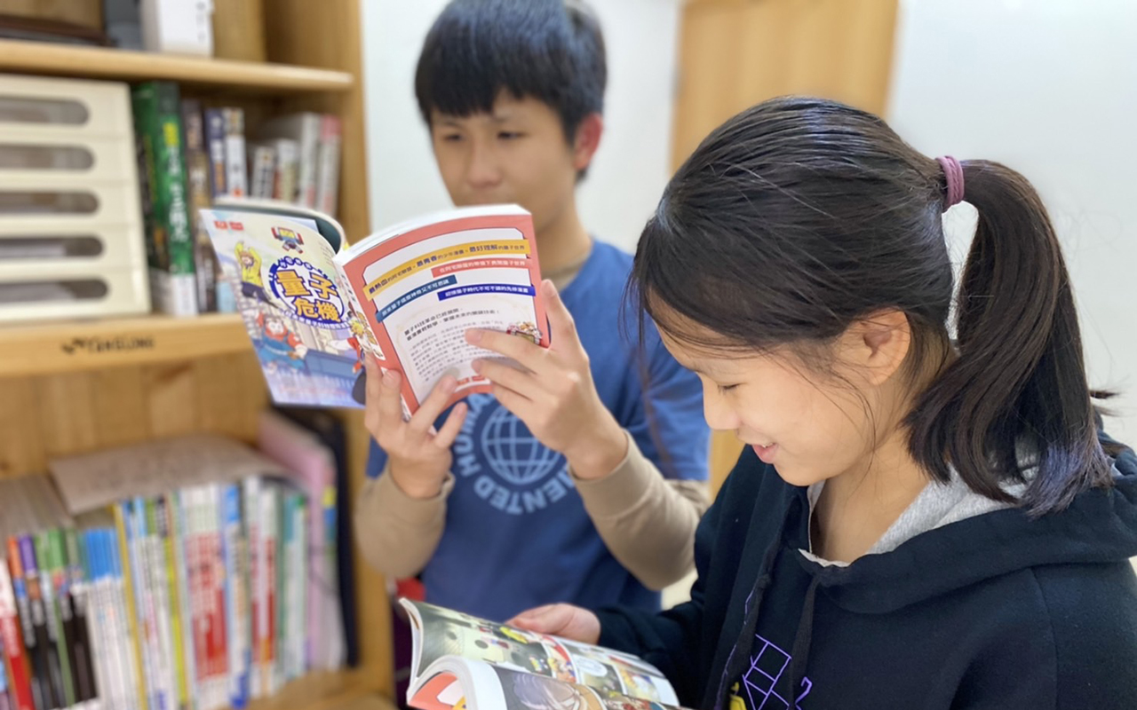 Foxconn Education Foundation published "The Nerd’s Alliance: Quantum Crisis", the best introductory book on quantum theory for students.